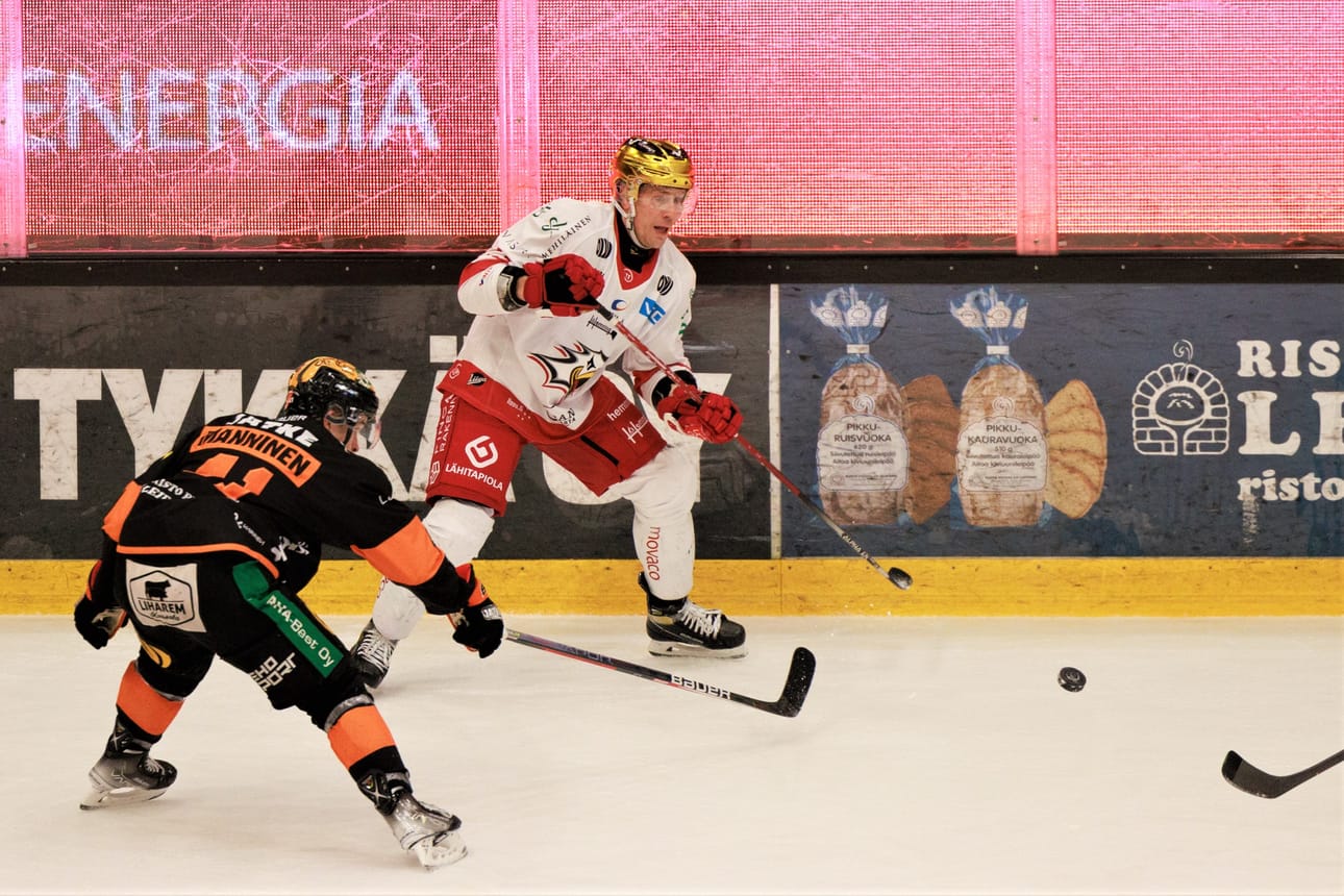 Turo Asplund myös tänään kultakypärää Sportin ykkösketjun keskellä.