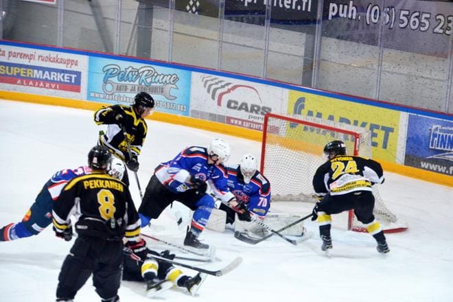Järviseudun jäähallissa kohtasivat 19.1. Keskimaan 3-sarjassa pelaavat Järviseudun Pallokerho JPK ja Karstulan Kiva. KUVAT: MARKKU TURPELA