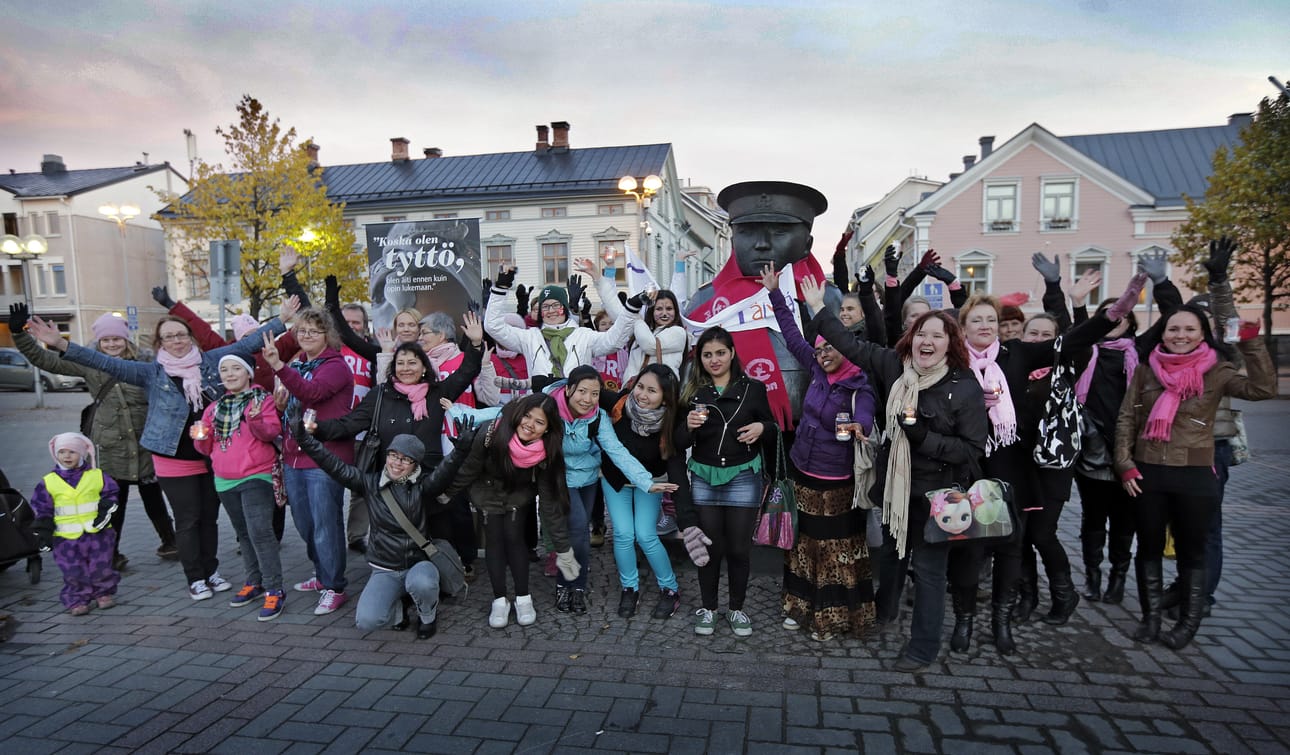 Tyttöjen päivän osallistujat lahjoittivat toripolliisille pinkin huivin.