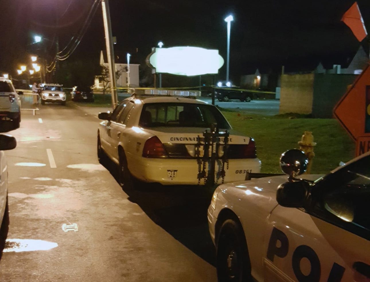 Poliisiautoja lähellä Cameo-yökerhoa.