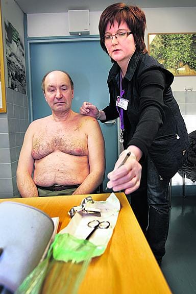 Päivystävä terveydenhoitaja Päivi Tervahauta poisti Pentti Laakson olkapäästä tikit Rajakylän terveysasemalla eilen iltapäivällä. Hoitaja antoi miehelle myös jatko-ohjeet.