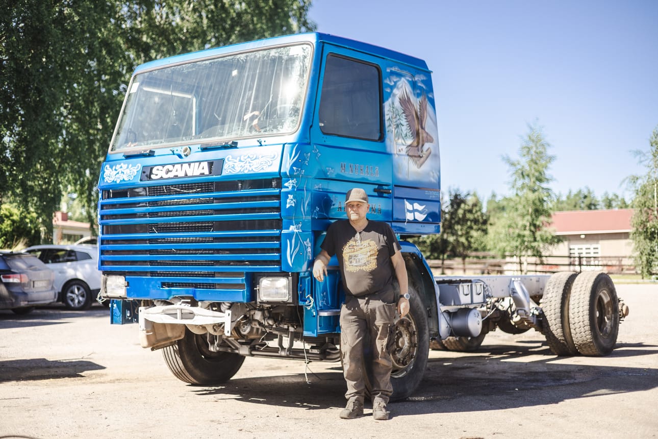 Mika Nukala ja hänen isänsä rakentama Scania, jota Nukala nyt palauttaa entiseen loistoonsa.