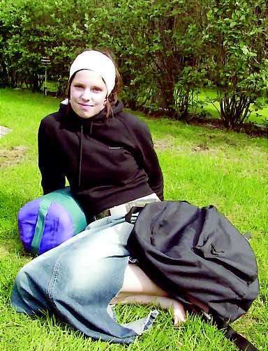 Ei liikaa tavaraa. Mari Kajasmaan festarivarusteet mahtuvat reppuun. Myös makuupussi on välttämätön.