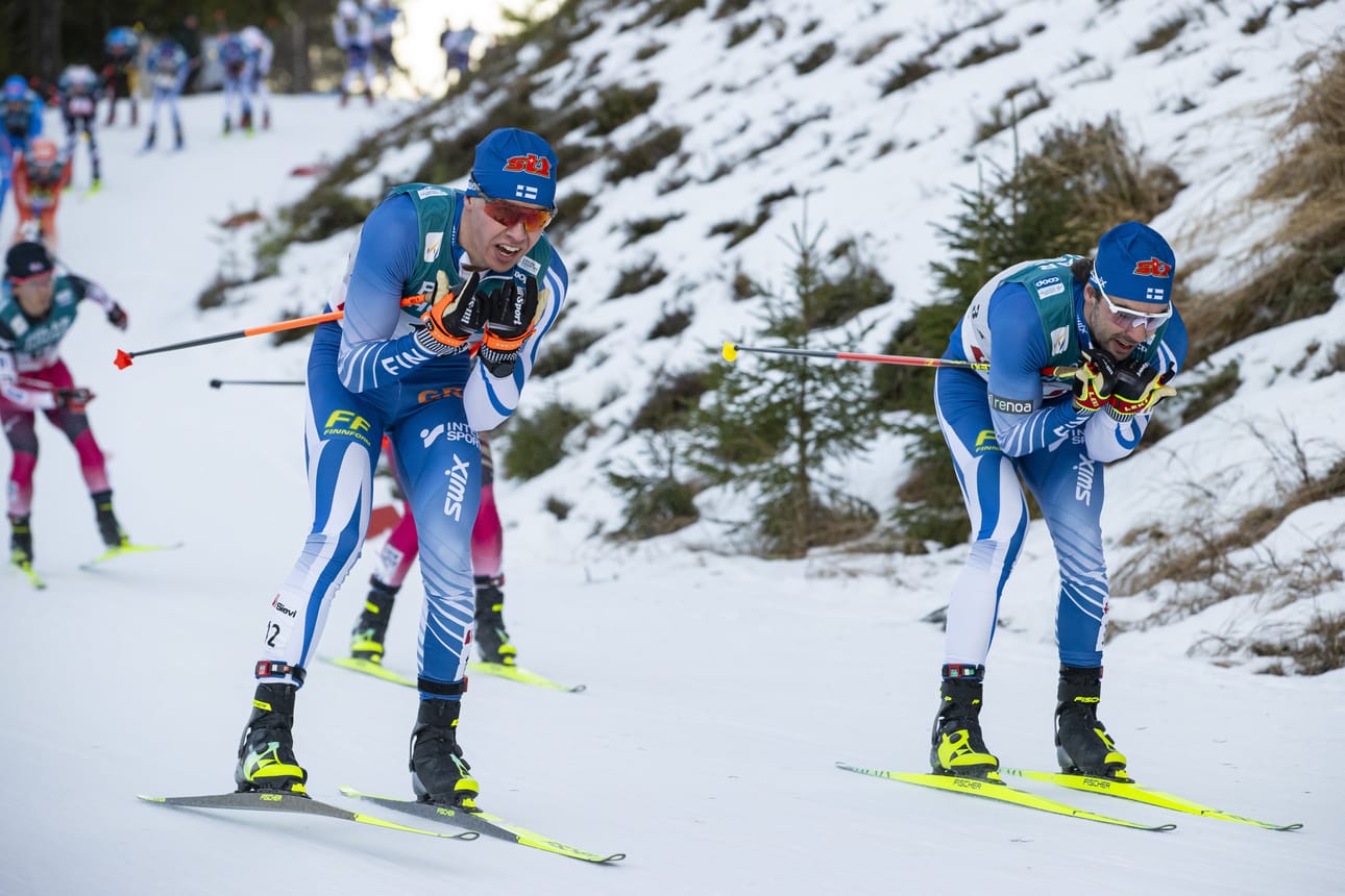 Arsi Ruuskanen (vas.) ja Ristomatti Hakola kilpailun tiimellyksessä. Kaksikko hiihti maaliin sijoilla 28 ja 29.