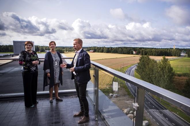 Wärtsilä Finlandin väki on tyytyväinen ja ylpeä uudesta toimitalosta. Aurinkopaneelit katolla ja julkisivulla on oiva tapa luoda profiilia energiamarkkinoilla toimivalle yritykselle. Kuvassa viestintäjohtaja Anna-Mari Soini, henkilöstöjohtaja Kaija Venemies ja kiinteistöjohtaja Tommy Grannas. KUVAT: JARNO PELLINEN