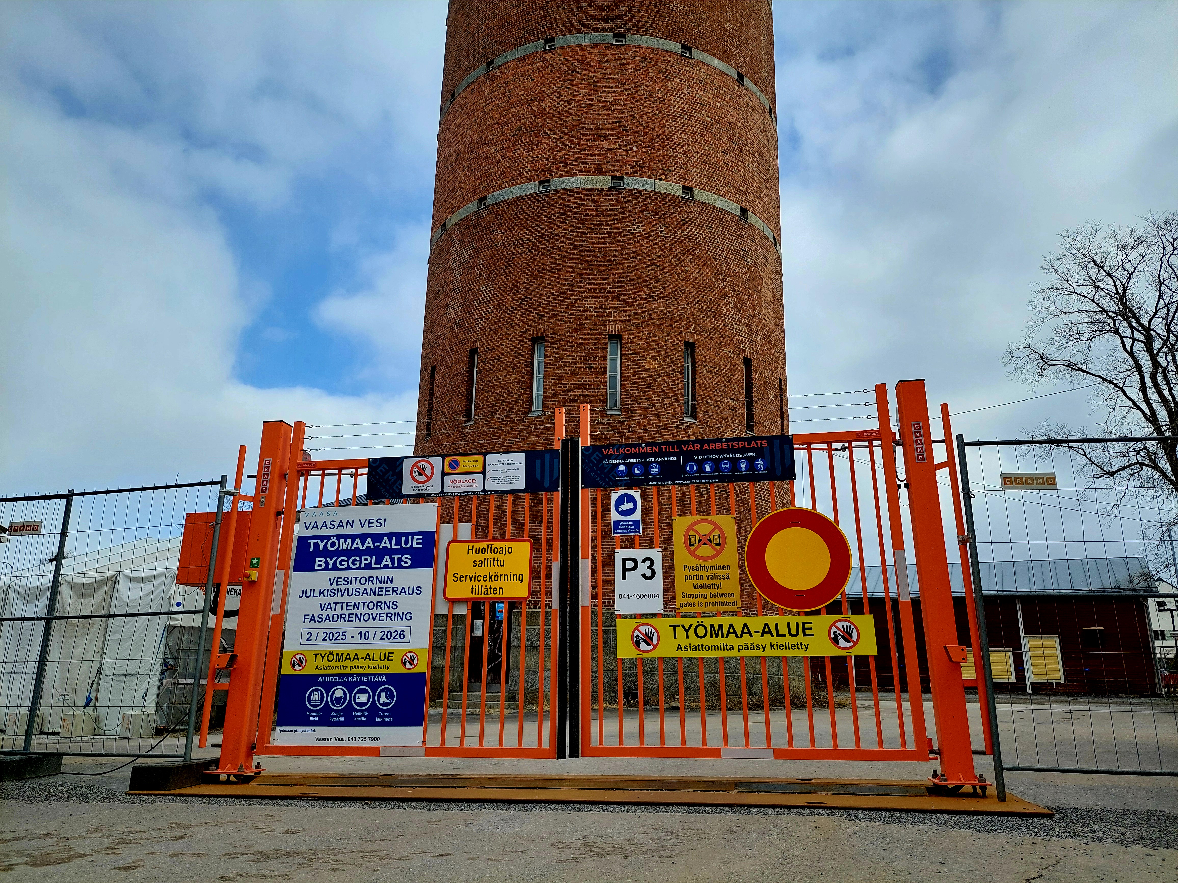 Yli satavuotias maamerkki kokee nyt vuosituhannen suurremontin – Pommeilta Vaasan vesitorni säästyi, mutta säiltä ei 