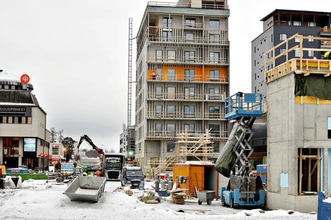 Seinäjoelle valmistuu tulevaisuudessa satoja uusia kerrostalohuoneistoja. Autopaikkoja ei kuitenkaan rakenneta näille kiinteistöille suhteessa yhtä paljon kuin niihin tulee huoneistoja. Kiinteistöille osoitettujen velvoiteautopaikkojen lukumäärät määritellään asemakaavassa. KUVA: HEIKKI HAKANEN