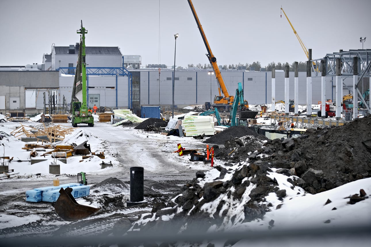 Siipikarjatehtaan rakennustyömaalla Nurmossa alkaa jo näkyä rakennuksen muotoa. Kustannusarvio on pysynyt 155 miljoonassa eurossa. Kuva