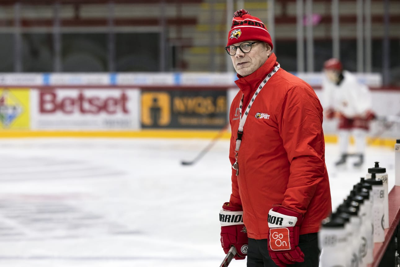 Sportin päävalmentaja Risto Dufva tekee työtään viimeistä kauttaan. Arkistokuva.