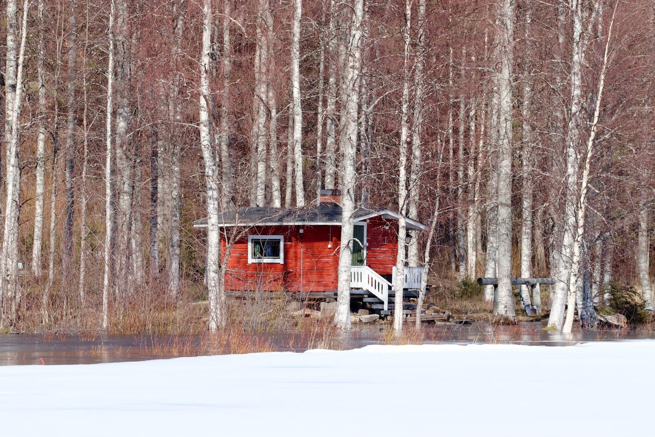 Kuvassa Jongunjärven Karvosenniemessä olevan kesämökin sauna, joka kastuu joka kevät, toukokuun puolivälissä vesi oli noussut jo alimmalle portaalle. Lämmin sää on nostattanut tulvaa viime päivinä.