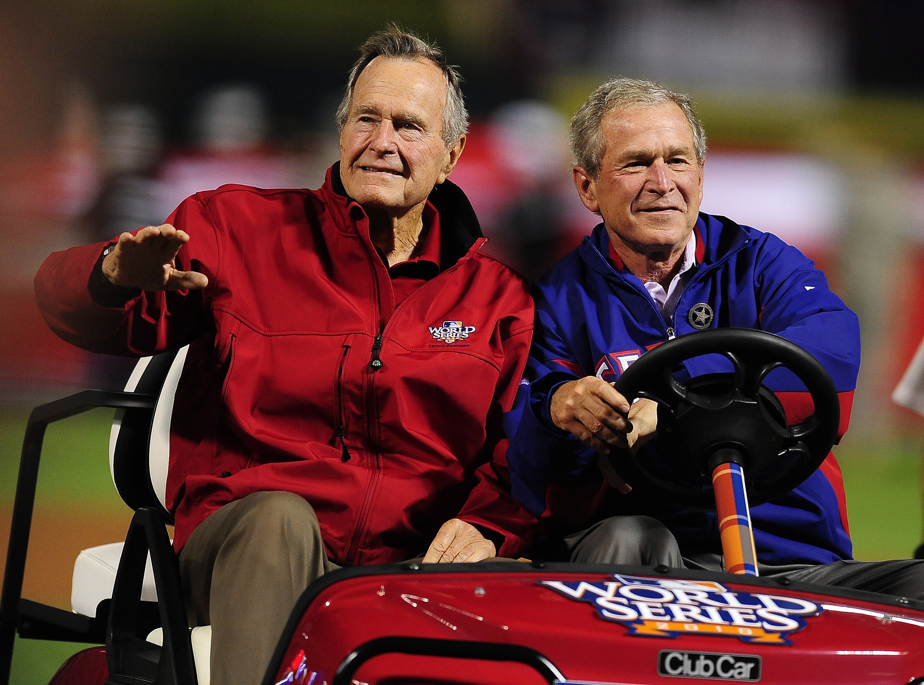 Yhdysvaltojen entiset presidentit George H.W. Bush (vas.) ja hänen poikansa George W. Bush saapumassa heittämään baseball-otelun avaussyöttöä vuonna 2010.