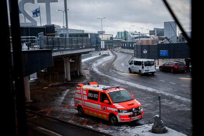 Helsinki-Vantaan lentokentällä keskiviikkona järjestettävä viranomaisharjoitus näkyy muun muassa hälytysajoneuvojen läsnäolona. KUVA: Joel Maisalmi