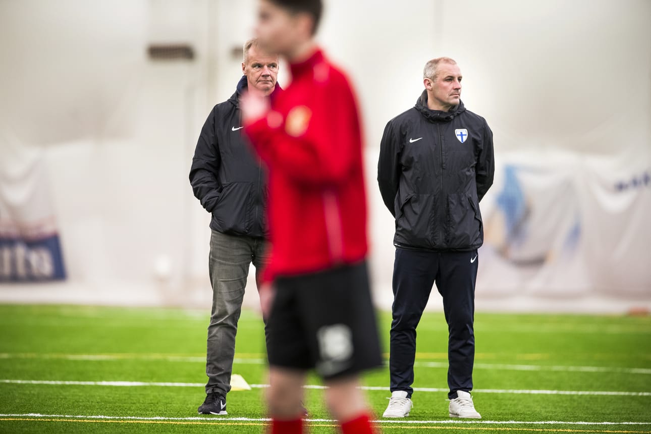 Juha Malinen ja Mika Nurmela kävivät seuraamassa FC Raahen junnujen treenejä torstaina.
