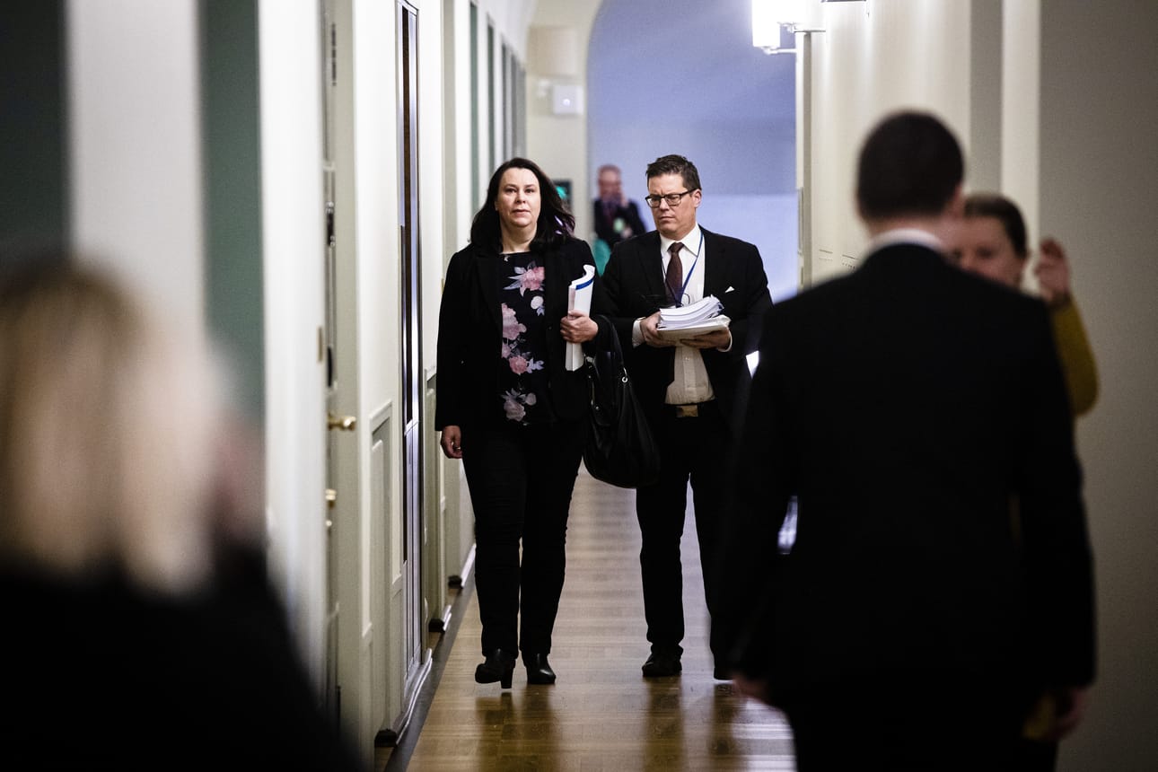 Perustuslakivaliokunnan puheenjohtaja Johanna Ojala-Niemelä ja valiokuntaneuvos Matti Marttunen pääsevät käsittelemään Mäenpään syytelupa-asiaa seuraavan kerran ensi viikon perjantaina. Silloin kuullaan valtakunnansyyttäjää.