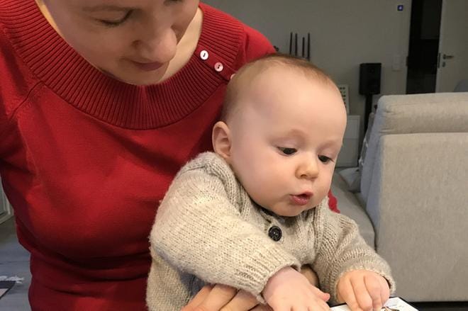 Alajärveläislähtöinen Outi Saari, o.s. Rajala, iloitsee kolumnissaan, että pian puolivuotias Jooa pääsee jo itse mukaan monenlaisiin joulupuuhiin. KUVA: MIKKO SAARI