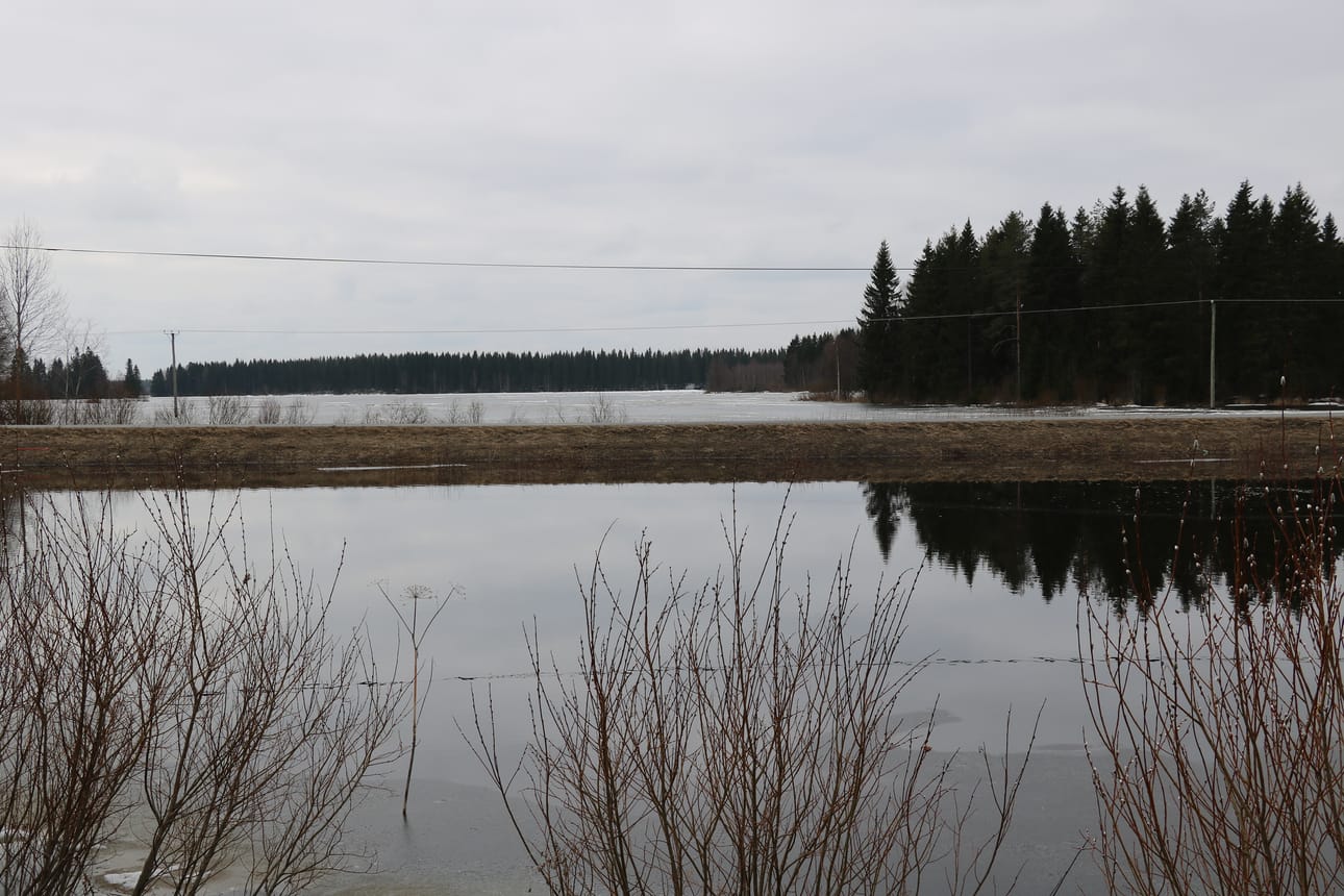 Merijärventie ei ollut ainakaan sunnuntaiaamuna vaarassa mennä poikki Vaikonmäen tulvien takia. Liikenne sujuu normaalisti.