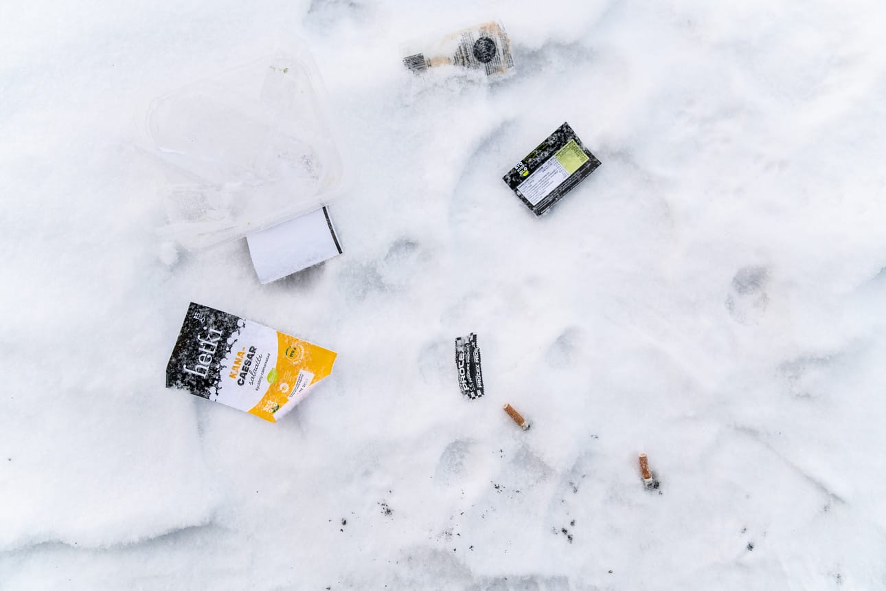 Tolpanniemen venesatamasta löytyy myös moolokki eri suuri roskankeräysastia. Silti alueelta löytyy maahan viskattuja roskia toistuvasti.