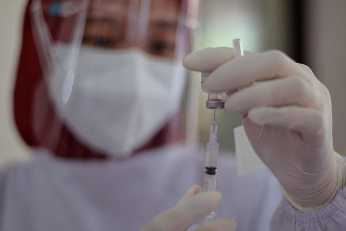 Koronarokotteen kehittäneet Pfizer ja Biontech ovat aloittamassa koronaviruksen omikronmuunnosta vastaan suunnatun rokotteen testaamisen. LEHTIKUVA/AFP