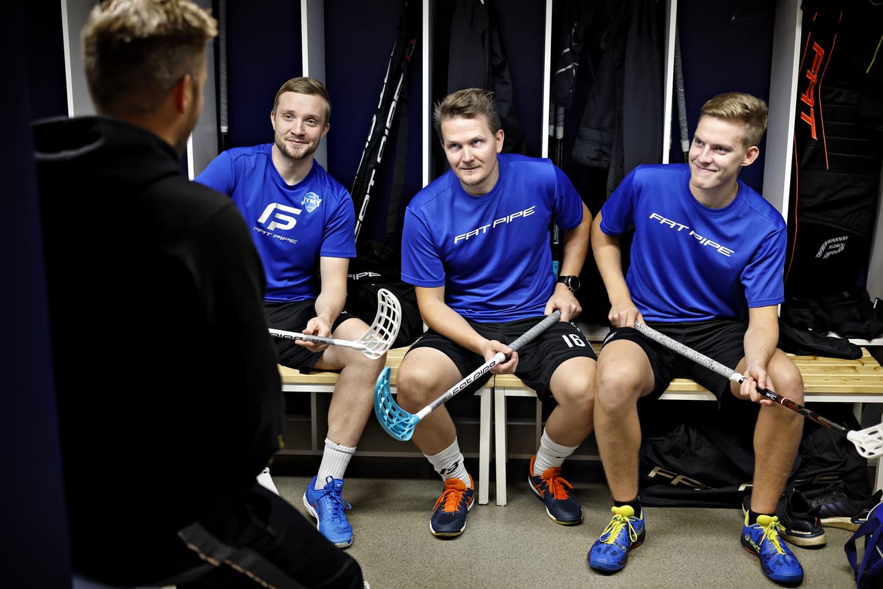 Jari Hankkio (vas), Tommi Hakala ja Viljami Järvikangas kuuntelevat, mitä valmentaja Jarmo Eteläaholla on sanottavaa ennen tiistain iltatreenejä Nurmohallin pukukopissa.