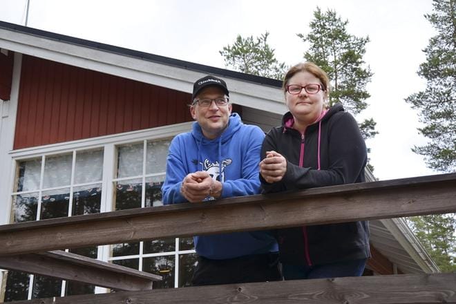 Säläisjärven leirintäalueesta päävastuussa ovat nyt Matti Ojansivu ja Sari Lylyoja. Oman näköistään he ovat alueesta tekemässä vähitellen. KUVA: JAANA ALA-LAHTI