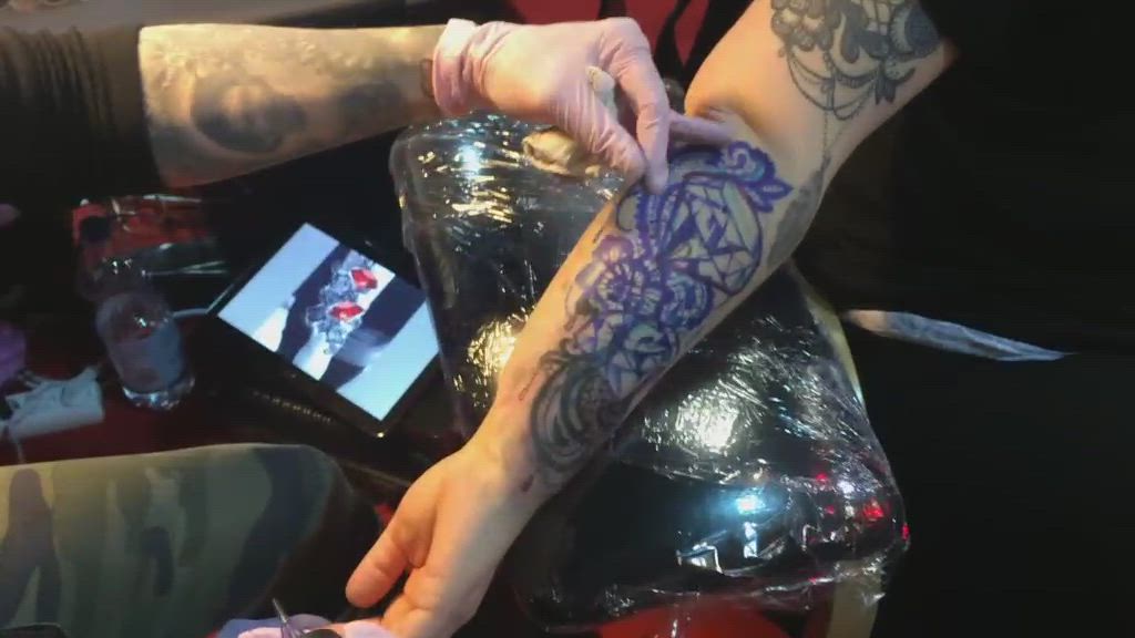 Lapland Tattoo Weekend: Näin syntyy peitetatuointi Titta Free Birdin käsissä