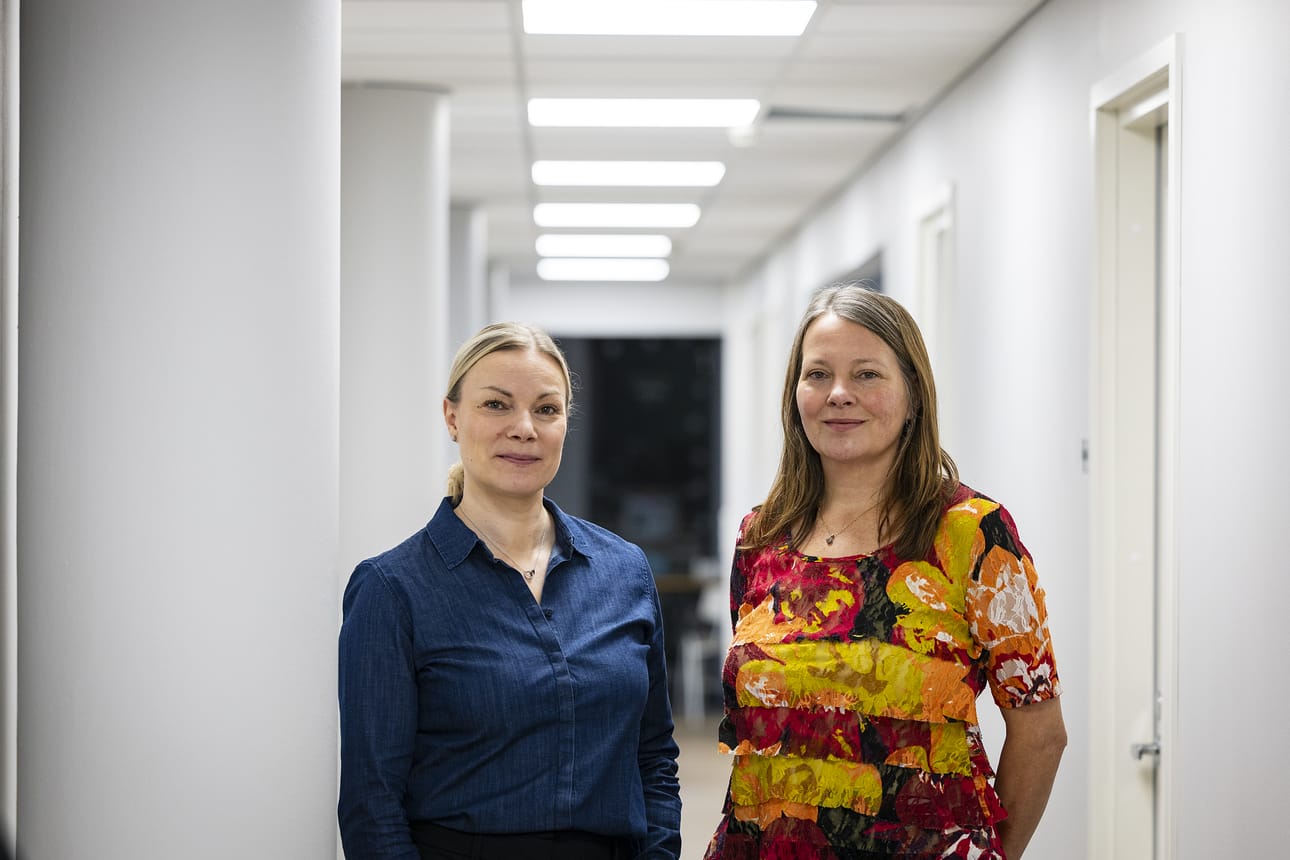 Yliopistotutkija Aino Rantala (vas.) ja teknillisen tiedekunnan professori Ulla Haverinen-Shaughnessy kertovat koulujen ilmanvaihdolla voivan olla vaikutuksia infektioriskiin ja jopa oppimistuloksiin.