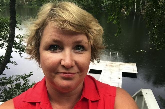Laihialaissyntyinen Satu Mäki-Lassila aloitti kesäkuussa perhe- ja peruspalveluministerin uutena erityisavustajana. Hänet kuvattiin mökkilomalla Sysmässä. KUVA: SATU MÄKI-LASSILAN KOTIALBUMI