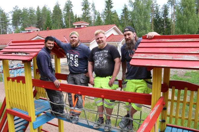 Tenyo Tenev, Mikko Huhdanpää, Jussi Tuomaala ja Ville Nieminen eivät haaskaa kesälomaansa velttoiluun vaan remontoivat senkin ajan tulevan asumiskodin tiloja. KUVA: ANU NAHKALA