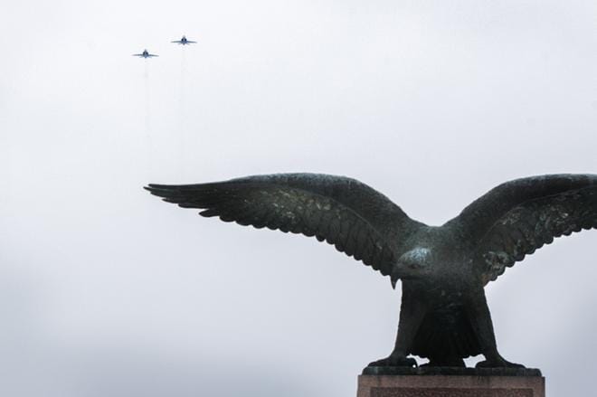 Hävittäjälentolaivue 41 suorittaa ylilennon Kotka-patsaalle perjantaina 3. maaliskuuta kello 12. Kuva: Teresa Nurmioja/arkisto