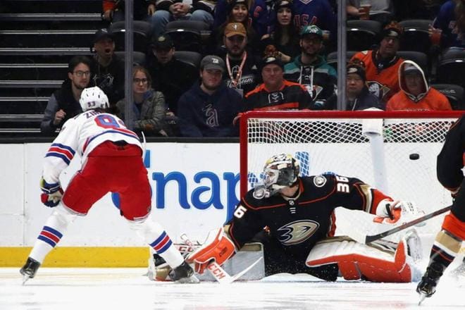 Mika Zibanejad teki Rangersille pikamaalin Anaheimia vastaan. Lehtikuva/AFP