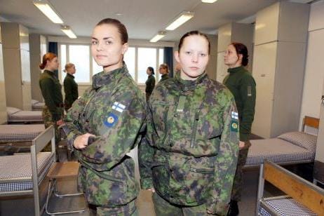 Naiset ovat motivoituneita hakemaan armeijaan. Esimerkiksi Kainuun prikaati on kiinnostanut naisia johtajakoulutuksen vuoksi. Saija Tuhkanen (vasemmalla) kertoi muutama vuosi sitten, että oli käynyt juuri aliupseerikurssin. Elina Kankkonen taas oli juuri aloittanut sen. ARKISTOKUVA: Tanja Nuotio