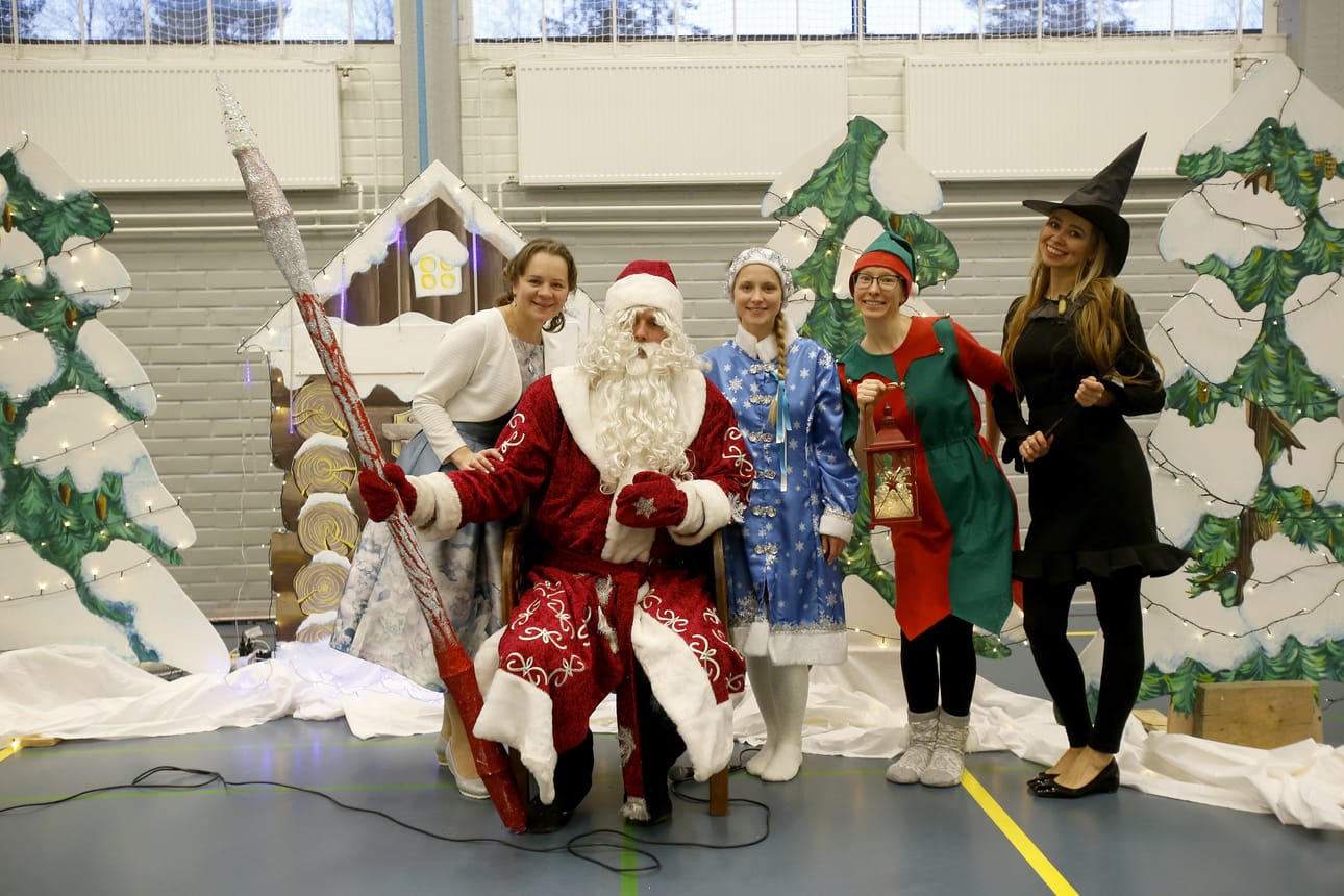 Pakkasukon juhlan työryhmä kerääntyi Pakkasukko Alexandrin ympärille. Vasemmalta Viktoria Agapitova, Lumityttö Ksenija, tonttu Ekaterina ja noita Svetlana.