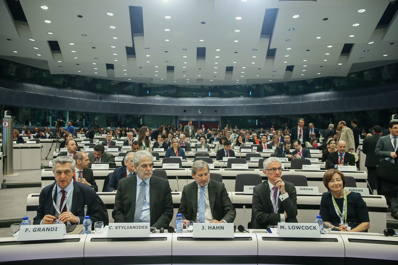 Konferenssiin osallistuivat muun muassa YK:n pakolaisvaltuutettu Filippo Grandi, humanitaarisesta avusta vastaava komissaari Christos Stylianides, laajentumiskomissaari Johannes Hahn ja YK:n humanitaaristen asioiden päällikkö Mark Lowcock.
