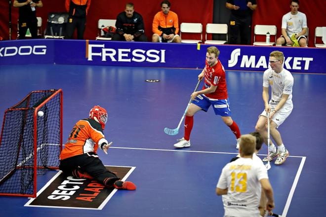 Steelersin mainio maalivahti Santtu Pohjonen on voimaton, kun Jari Hankkio ampuu SPV:n 5–0-johtoon avauserän lopussa. Mies viimeisteli vielä kaksi maalia lisää. KUVAT: TOMI KOSONEN