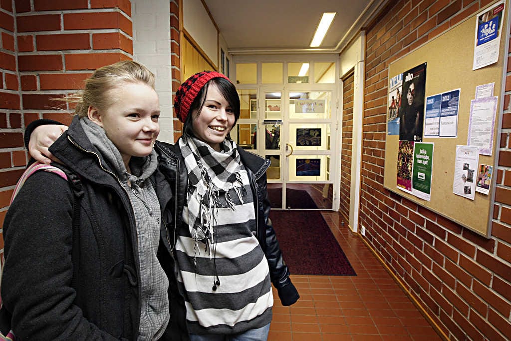 Kamilla Niemelä (vas.) ja Vanja Keskikallio käyvät yleensä joka viikko Oulussa. Oulussa asuvat nuoret eivät heidän mielestään poikkea esimerkiksi pukeutumiseltaan Yli-Iissä asuvista.