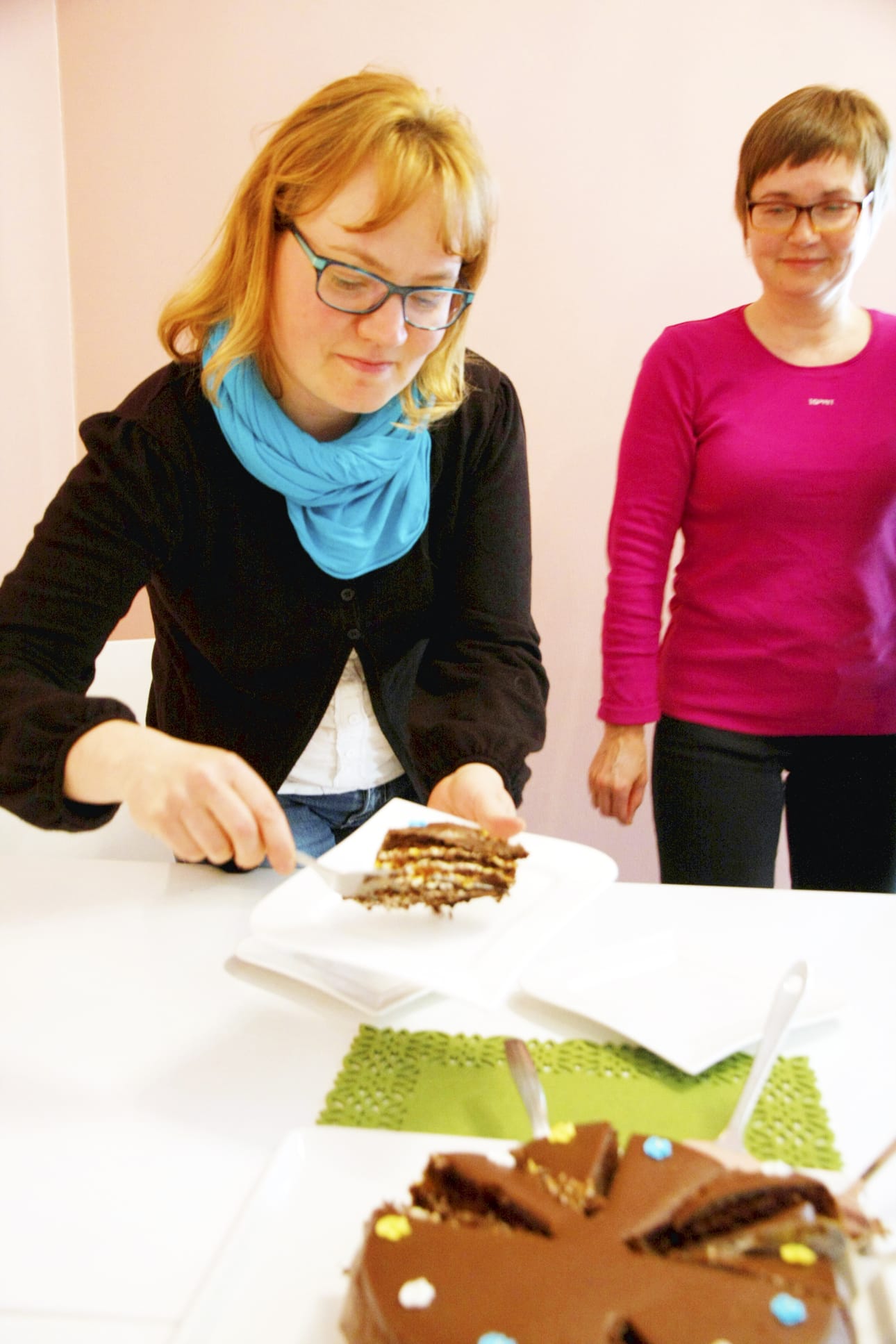 Aktiiviset vanhemmat kahvittelivat koulupäätöksen jälkeen.