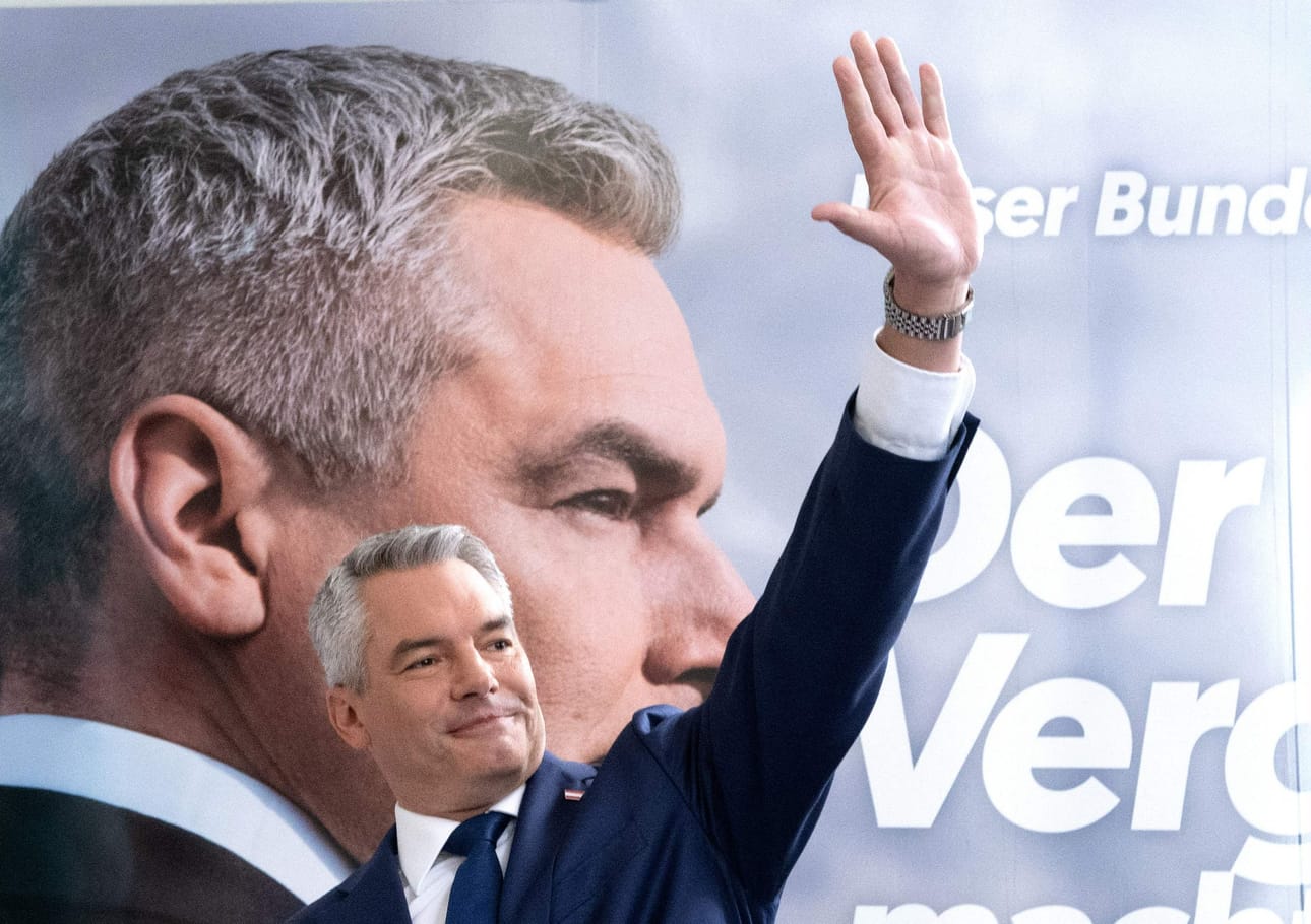 Itävallan kansanpuolueen puheenjohtajan tehtävän jättänyt Karl Nehammer esiintyi syyskuussa vaalien alla toiveikkaammin. LEHTIKUVA / AFP