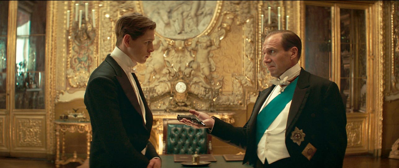 Ralph Fiennes ja Harris Dickinson nähdään isänä ja poikana The King’s Man -uutuudessa.