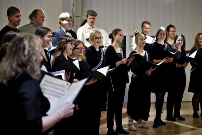 Pohjalaisten Osakuntien Laulajat treenasivat pari tuntia ennen konsertin alkua. Tunnelma oli varsin rento. KUVAT: TOMI KOSONEN