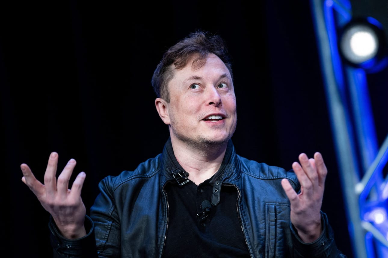 Elon Musk perustelee ostosopimuksesta perääntymistään sillä, että hänen mukaansa Twitter on antanut vääristeltyjä tietoja roskaposti- ja bottitileistä. LEHTIKUVA/AFP
