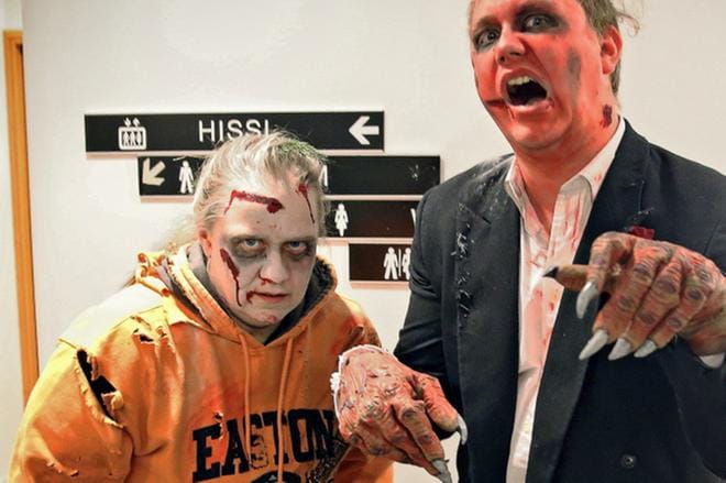 Sirkka Luomansivu ja Eero Luomansivu. Yleisöä.