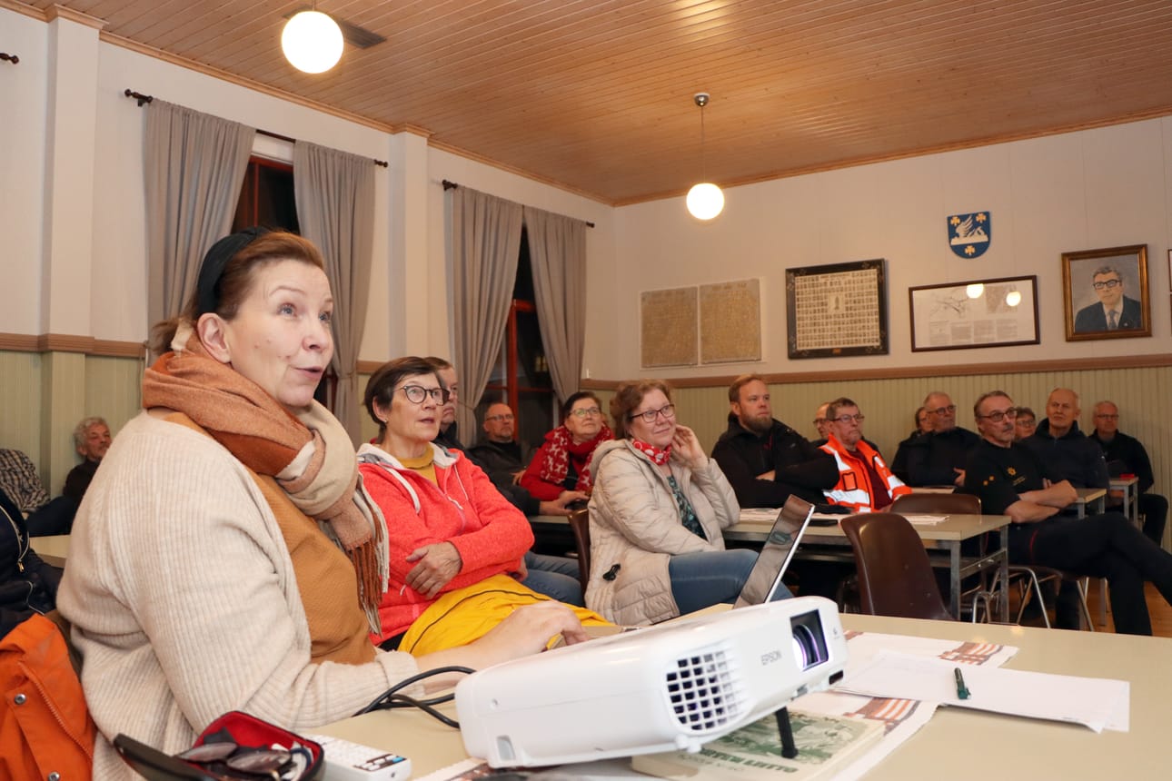 Tuija Takamäki haastoi varautumiskoulutuksessa kuuntelijat tekemään netistä löytyvän Oletko varautumisen mestari? -testin. Osa testin vastausvaihtoehdoista sai yleisön hymähtelemään.