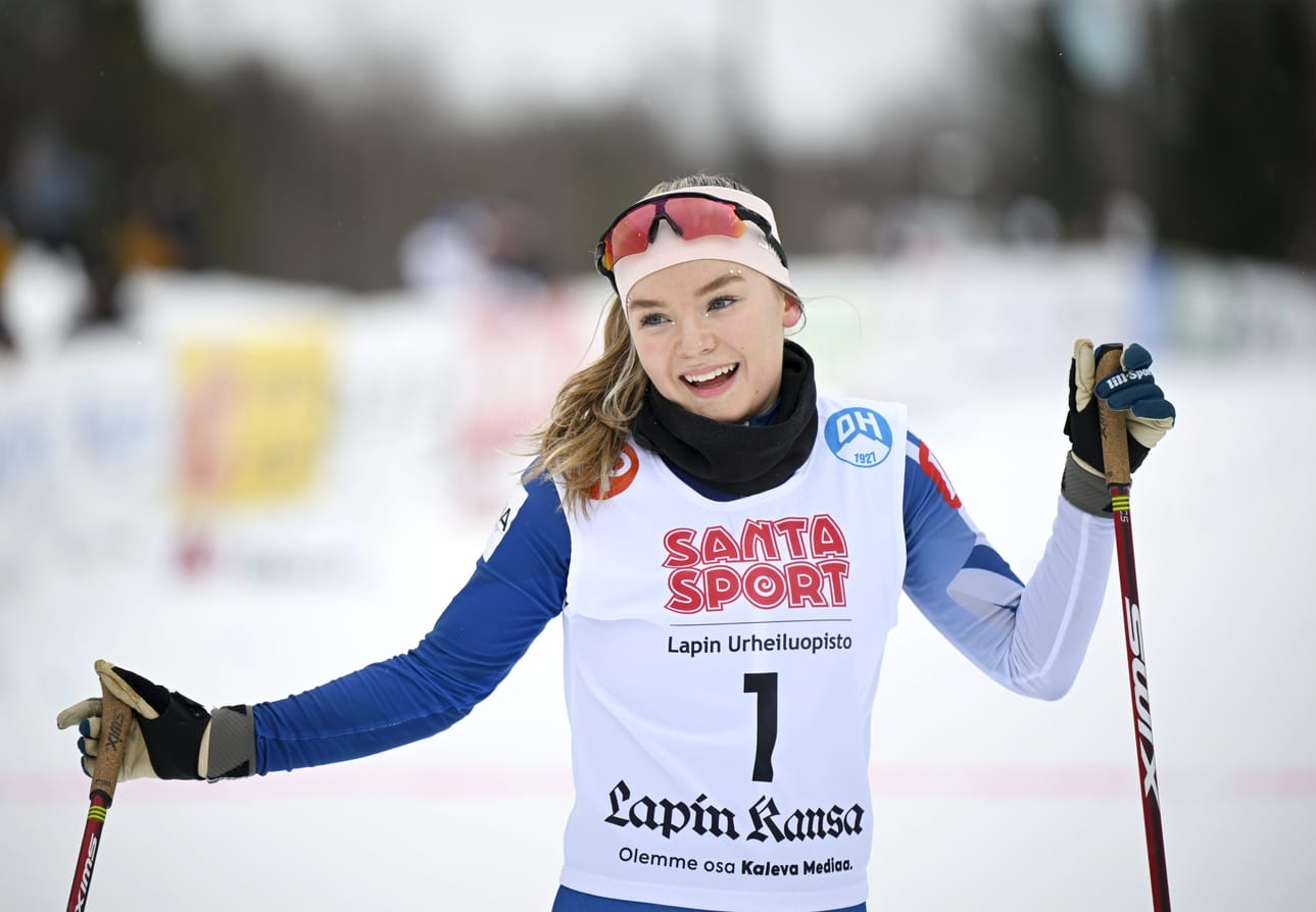 Minja Korhonen Ounasvaaran Talvikisojen yhdistetyn hiihdon hiihto-osuudella Rovaniemellä 6. huhtikuuta 2024. LEHTIKUVA / JOUNI PORSANGER