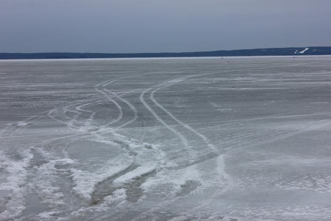 Kolme Lappajärven ympäryskuntien kunnanjohtajaa ja jääkaruselliasiatuntija Janne Käpylehto tavoittelevat jääkaruselliennätystä helmikuun viimeisen viikon tempauksellaan Lappajärven jäällä. ARKISTOKUVA: REIJO HEIKKILÄ
