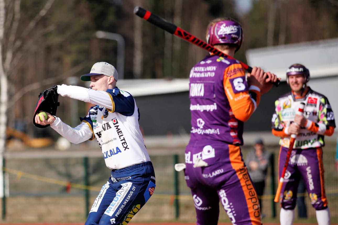 Pelinjohtaja Antti Vihtkari kehui lukkari Jani Lassilaa (vas.).