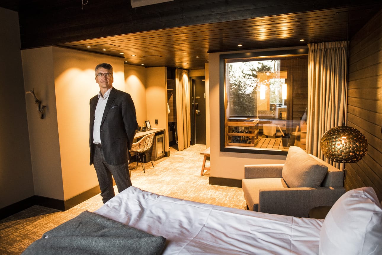 Lapland Hotelsin toimitusjohtaja Ari Vuorentausta vuoden alussa uudistuneen Sky Ounasvaaran junior-sviitissä.
