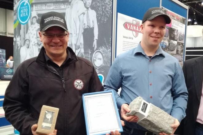 Vaasan Auto- ja Moottorimuseo palkittiin Vuoden ajoneuvomuseona Lahden Classic Motorshow’n yhteydessä. Vaasan museolta palkinnon pokkasivat Harri Ala-aho (vas.) ja Henry Wideroos. Automuseoiden neuvottelukunnan puolesta palkinnon ojensi Martti Piltz. Kuva: Mobilia