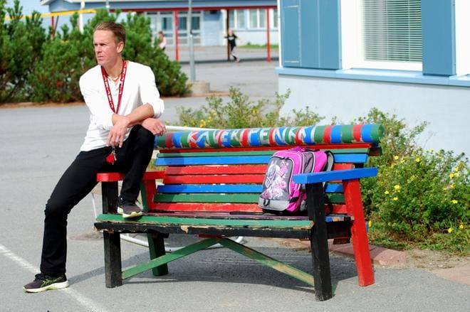 Kaveripenkille Isojoen Koulukolmion pihassa voi joskus istahtaa myös opettaja, kuten Jussi Ahonen kuvassa. Penkille istuja kaipaa silloin itselleen kaveria seurakseen. KUVA: OLLI PURSIAINEN