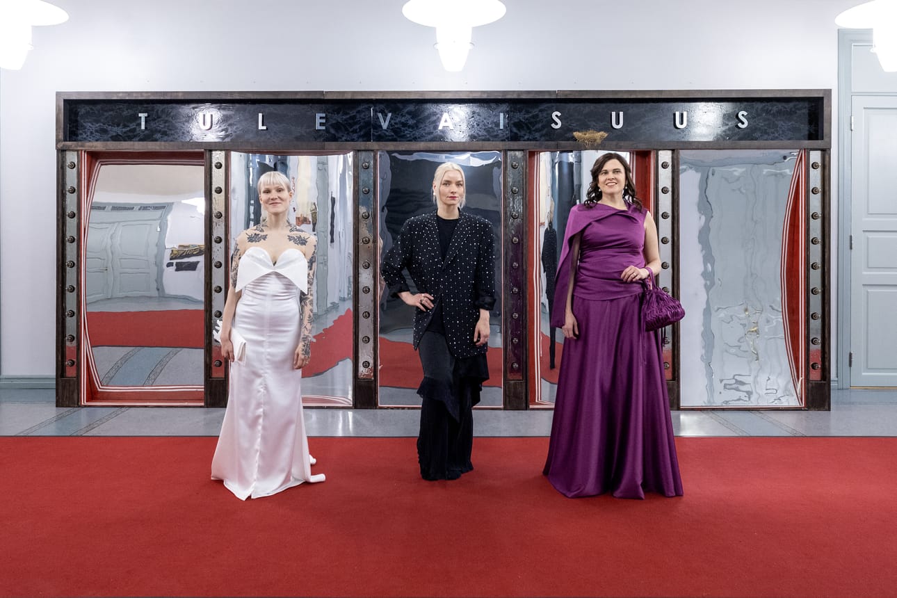 Reetta Hellgren (keskellä) suunnitteli Linnan juhliin sekä Jessi Jokelaisen (vasemmalla) että Mari-Leena Talvitien (oikealla) juhlapuvut.