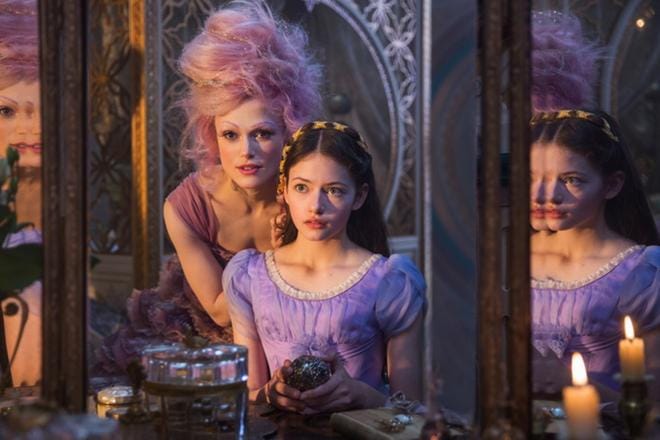Äiti (Keira Knightley) ja tytär (Mackenzie Foy) kohtaavat toisensa rinnakkaistodellisuudessa Disneyn uudessa seikkailussa Pähkinänsärkijä ja neljä valtakuntaa.